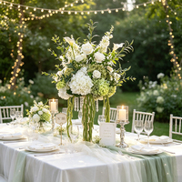 Centre de table de mariage : Composition florale en boule avec hortensias blancs, roses, lys calla et fleurs tombantes en cristal