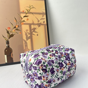 <span class=keywords><strong>Kit</strong></span> de voyage en gros avec logo matelassé rose personnalisé trousse de maquillage légère à laver sac coloré vintage doux à fleurs plissé en coton - Product Image 4