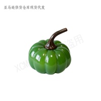 Figurine de citrouille en résine beige doux personnalisée avec finition texturée brute et vigne grise sculptée pour une décoration d'automne minimaliste de style ferme