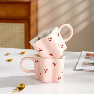 <span class=keywords><strong>M</strong></span> Taza de cereza pintada a mano Taza de agua irregular creativa Chica Encantadora Rosa Tazas de leche de cerámica hechas a mano Tazas de café de porcelana - Product Image 1