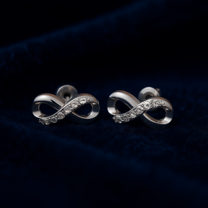 Pendientes E910 de oro blanco con diseño infinito y diamantes redondos en canal para uso diario de mujer, estilo clásico - Product Image 2