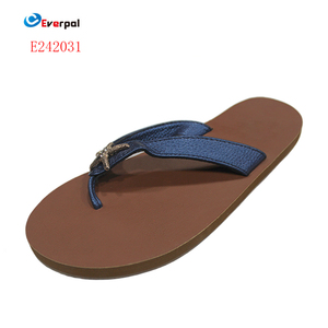 Tongs d'été en cuir écologiques pour femmes légères avec clous et semelle intérieure rembourrée Vêtements de plage à la mode - Product Image 2