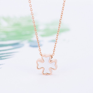 Collier avec pendentif fleur en acier inoxydable pour femmes, bijoux cadeau, chaîne couleur or Rose, Design trèfle à 4 feuilles - Product Image 1