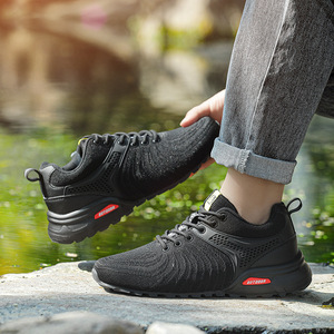 Chaussures de course respirantes en maille noire pour hommes, semelle en caoutchouc antidérapante et résistante à l'usure, baskets décontractées pour la marche en plein air - Product Image 1