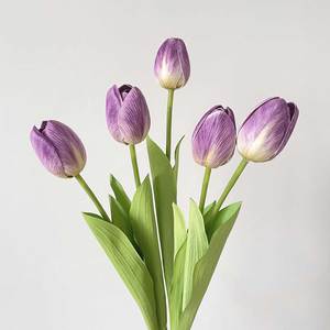 Tulipán Artificial de Alta Gama con Tallo Único de EVA Y080, Flor Artificial para Arreglos Florales Comerciales, Ideal para Fotografía - Product Image 4