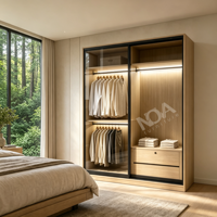 Armoire moderne autoportante avec portes coulissantes en verre miroir, éclairage LED, serrure à empreinte digitale, tiroirs, rangement de vêtements pour chambre d'hôtel
