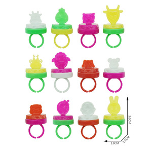 Barato 12 modelos <span class=keywords><strong>de</strong></span> anillos del zodiaco anillos <span class=keywords><strong>de</strong></span> dibujos animados pequeño juguete promocional <span class=keywords><strong>de</strong></span> plástico para jugar a las casitas juguetes <span class=keywords><strong>de</strong></span> simulación - Product Image 2