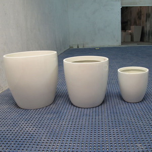 Maceta de Fibra de Vidrio Negra Mate, Moderna y Minimalista, Diseño Cónico Alto para Decoración de Jardín y Hogar Contemporáneo - Product Image 3