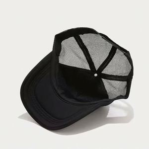 Casquette de baseball ajustée athlétique à 5 panneaux, bicolore, avec logo personnalisé, en polyester, devant en mousse et dos en maille, réglable, pour le sport - Product Image 4