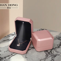 Boîte à bijoux en cuir PU personnalisée avec lumière LED, boîte à bijoux en plastique, boîte à bijoux octogonale, chaîne de bague, bracelet