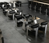 Projet de mobilier de bar commercial sur mesure : chaises et tables en cuir avec structure en acier inoxydable pour hôtel et pub