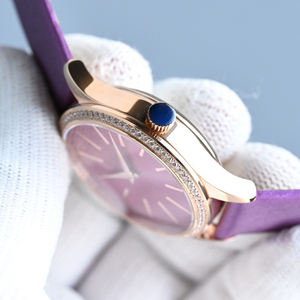 นาฬิกาหรูหราสำหรับผู้หญิง ดีไซน์หรูหรา ตัวเรือนโทนสีโรส ประดับเพชรที่ขอบตัวเรือน สายซาตินสีม่วงแดง นาฬิกาข้อมือทันสมัยสำหรับใช้ในชีวิตประจำวัน - Product Image 3