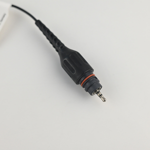 Auricular profesional con cable NNTN8294A con cable de 11.5 pulgadas (29 cm) para walkie-talkie serie APX - Product Image 5