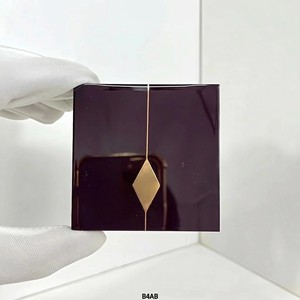 Cosméticos de belleza de lujo que crean un look de maquillaje perfecto. Sombra de ojos, lápiz labial, crema facial, corrector y polvo fijador - Product Image 2