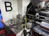 Système de guidage web pour équipement de plastification sans solvant, machine de plastification sans solvant pour production à haute vitesse