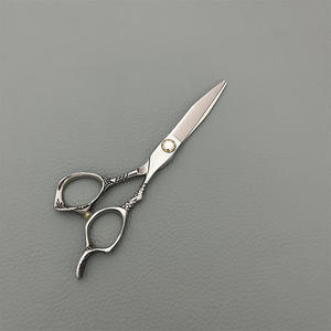 Ciseaux de coiffure professionnels 5,5 pouces, lame standard, pour droitiers, usage beauté, support de marque personnalisée - Product Image 1