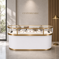 Vitrine de présentation de bijoux incurvée, minimaliste, dorée, couleur personnalisable, en métal et verre, pour magasin de luxe, centre commercial, vente en gros