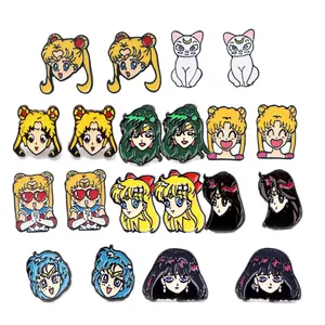 Alla rinfusa diversi disegni orecchini in metallo piccoli anime designer orecchini campione gratuito orecchini a bottone per ragazze