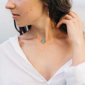 Collana con Cristalli Grezzi Irregolari, Placcata in Oro 18k, Gioiello Curativo per Donne con Carta, Regalo Minimalista - Product Image 3