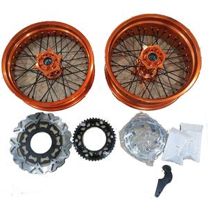 Jantes <span class=keywords><strong>Supermotard</strong></span> fournies directement en usine Jantes en alliage de moto de 17 pouces pour Husqvarna FC/TC/FE/TE/FS 125/250/300/450 - Product Image 1