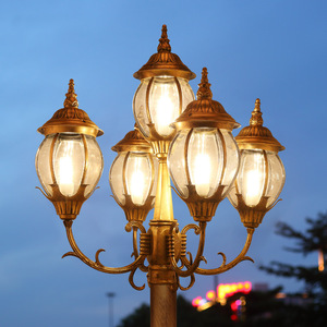 Lampadaire de jardin extérieur en fer avec abat-jour en verre LED, lumière blanc chaud 2700K, IP66, ampoule A19 non amovible, alimentation solaire AC 220V avec détecteur de mouvement - Product Image 2