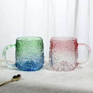 Tazza da Caffè in Vetro <span class=keywords><strong>Colorato</strong></span> da 11oz con Motivo della Montagna Fuji e Fiocchi <span class=keywords><strong>di</strong></span> <span class=keywords><strong>Neve</strong></span> in Rilievo con Manico - Product Image 3