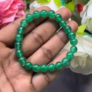 สร้อยข้อมือหยกสีเขียว: ลูกปัดพลอยทรงกลม สร้อยข้อมือยืดได้ สไตล์คลาสสิกสำหรับทุกเพศ ของขวัญวันครบรอบที่ได้รับการรับรอง - Product Image 1