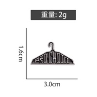 En gros, Nouveaux épingles créatives en métal noir, badges mignons de dessins animés avec design alphabétique pour accessoires de mode