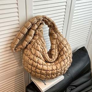 Bolsa de Mano Personalizada Acolchada de Nailon Ligero de Gran Capacidad para Mujer, con Correa Única para Llevar al Hombro o Cruzada - Product Image 5