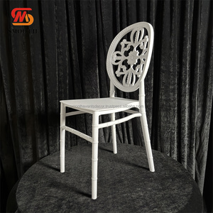 เก้าอี้เรซิ่นสีขาวทันสมัย ดีไซน์เรียบหรู พนักพิงลายสวยงาม เหมาะสำหรับงานแต่งงานและงานปาร์ตี้ - Product Image 1