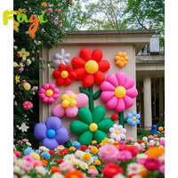 Sculpture de fleur gonflable personnalisée qui fleurit sur la décoration de bâtiment de scène de festival de fleur de mur