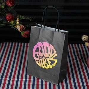 ถุงกระดาษสีน้ำตาลสำหรับใส่เสื้อผ้าแบบพกพา ราคาถูก พิมพ์ลายได้ รีไซเคิลได้ สั่งผลิตได้จำนวนน้อย พร้อมหูหิ้วแบบเกลียว/แบบแบน - Product Image 1