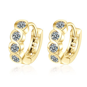 Pendientes de tuerca de moissanita VVS GRA de corte redondo con diseño de cola de pez de líneas simples, rellenos de oro de 14K, joyería de uso diario para mujer - Product Image 1