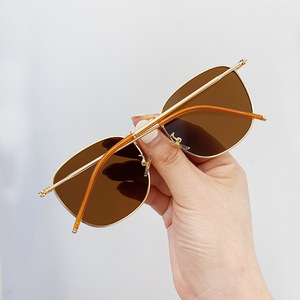 Lunettes de soleil Qianai, monture dorée, verres PC, protection UV400, design carré unisexe, lunettes de soleil tendance pour les activités de plein air - Product Image 5