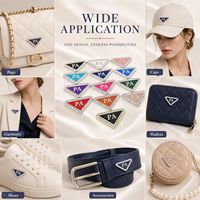 Etiqueta con Logotipo Personalizado en Forma de Triángulo Invertido con Borde de Cristal y Letra Inicial Incrustada en Esmalte