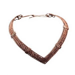 Collar de cobre tradicional diseñado para un uso cómodo y como accesorio de moda elegante. - Product Image 1