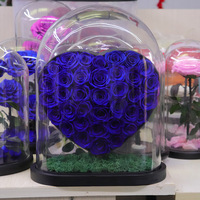 Saint-Valentin, Remise de diplômes, Mariages : Boîte cadeau éternelle en forme de cœur avec roses stabilisées et fleurs séchées faites à la main