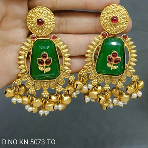 Pendientes Clásicos Twini Kashmiri Dorados con Forma de Flor, de Latón con Rubí Chapado en Oro para Aniversarios y Fiestas - SKUN5073 - Product Image 1