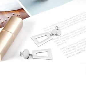 ต่างหูห้อยทรงสี่เหลี่ยมแบบกลวงชุบทอง 18K สไตล์ฮิตปี 2025 สำหรับผู้หญิง เครื่องประดับแฟชั่น ของขวัญสำหรับงานปาร์ตี้ ราคาโรงงาน - Product Image 5