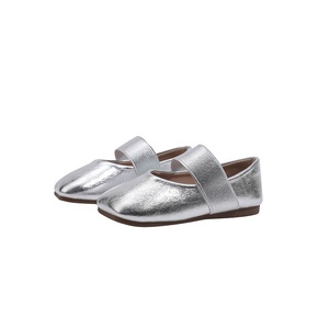 Chaussures plates Mary Jane argentées pour filles, confortables pour tous les jours, fêtes, école et occasions décontractées - Product Image 5