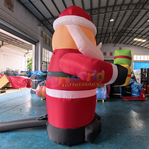 Décorations de Noël géantes gonflables pour l'extérieur, Père Noël géant tenant des cadeaux et une canne en sucre. - Product Image 2