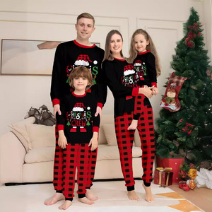 Groothandel bijpassende familiekerstpyjama's met kleine rendierletters bedrukt kerstpyjamaset - Product Image 1
