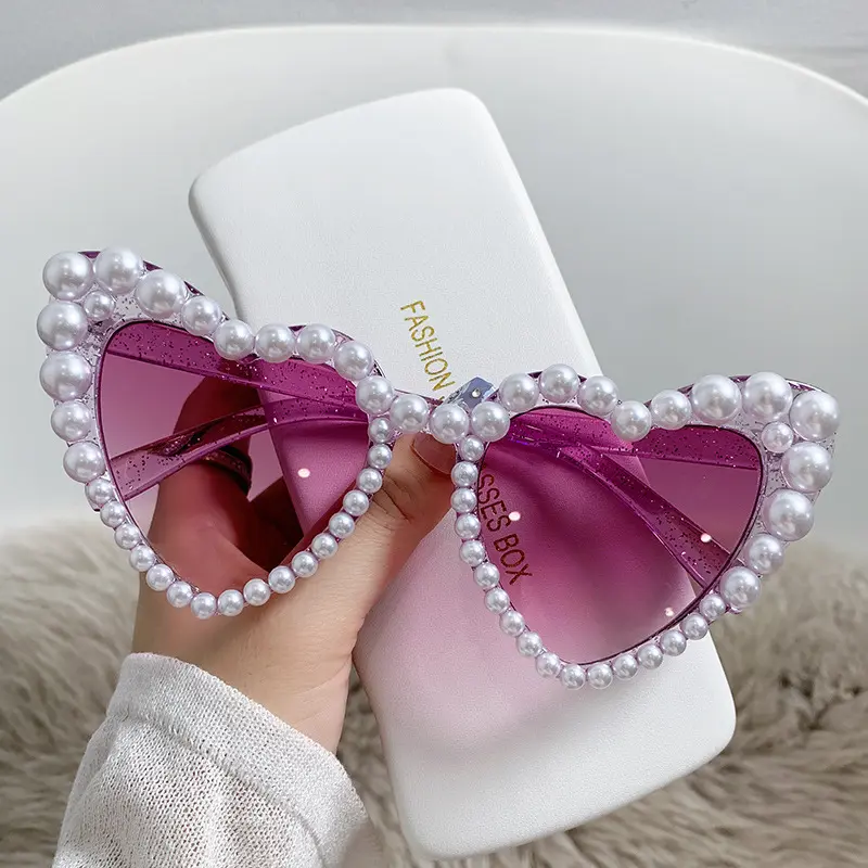 نظارات شمسية بشكل قلب متعرج للنساء تتميز بالوقاية من الأشعة فوق البنفسجية