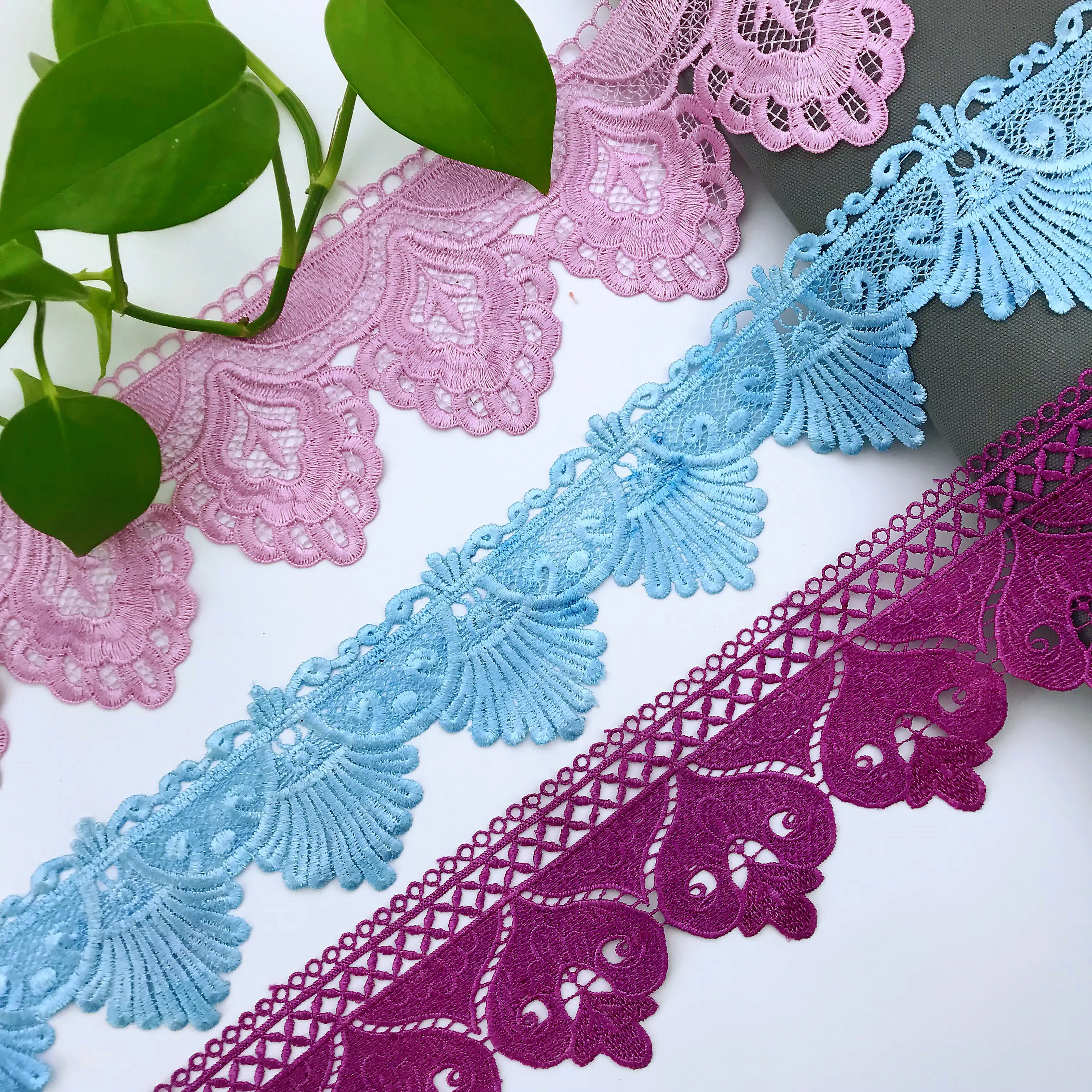 Hersteller Großhandel Weiß Französisch Blume Guipure Lace Trim Stickerei 100% Polyester Lace Fabric Ribbon für Kleid