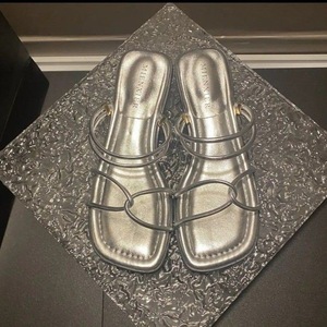 Sandales plates argentées style français pour femme, nouvelle collection 2026, sandales d'extérieur tendance au charme féerique - Product Image 1