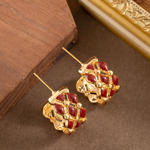 <span class=keywords><strong>Pendientes</strong></span> <span class=keywords><strong>de</strong></span> moda con esmalte, diseño hueco en forma <span class=keywords><strong>de</strong></span> C, <span class=keywords><strong>pendientes</strong></span> <span class=keywords><strong>de</strong></span> tuerca con letras, <span class=keywords><strong>pendientes</strong></span> <span class=keywords><strong>de</strong></span> alta gama para mujer, joyería fina - Product Image 4