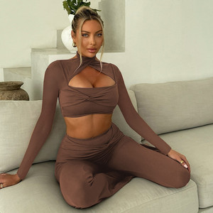 Autunno marrone elegante con nodo 2 pezzi Set di abiti Casual per le vacanze da <span class=keywords><strong>donna</strong></span> 2024 con cavezza traforato Sexy Set di pantaloni corti - Product Image 3