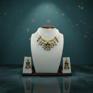 Ensemble de collier et de boucles d'oreilles ethniques traditionnels en argent avec des perles blanches et des pierres vertes pour les occasions de mariage et festives - Product Image 4