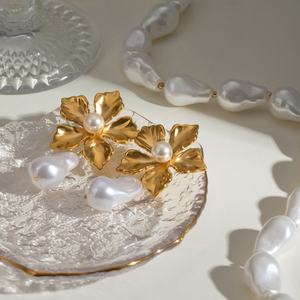 Boucles d'oreilles en acier inoxydable plaqué or 18 carats, motif fleur, provenance Europe et Amérique, boucles d'oreilles tendance et polyvalentes pour femmes, motif fleur et perle - Product Image 5