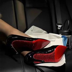 Chaussures à talons aiguilles pour femmes, noires, à bout pointu, à enfiler, avec découpe latérale, semelle rouge, grandes tailles, collection 2026 - Product Image 3